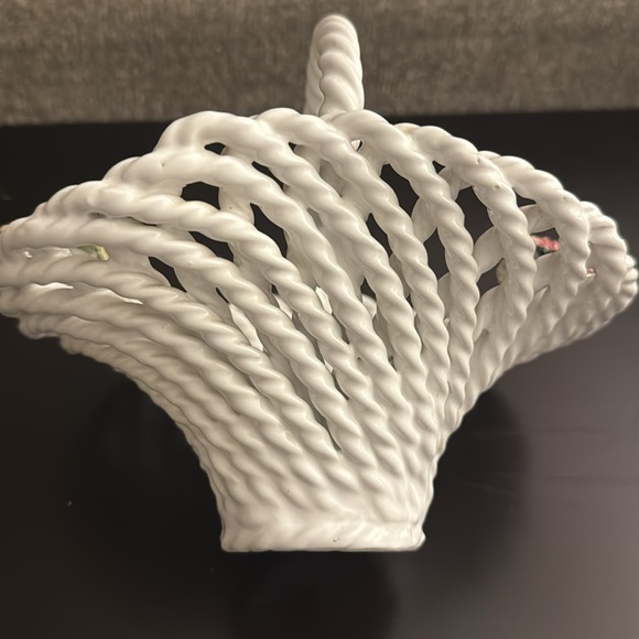 Vintage Porcelain Capodimonte Style White Open Lace Reticulated Rope Basket - Picture 8 of 8